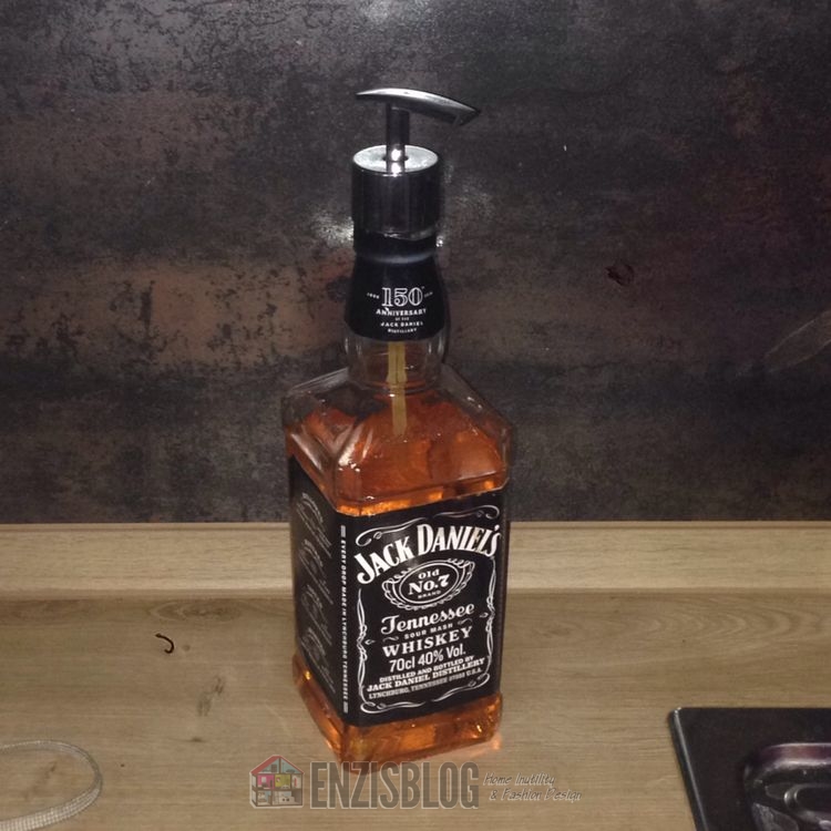 Jack-Daniels-21 Jack Daniel's prima lo bevi e poi ricicli la bottiglia